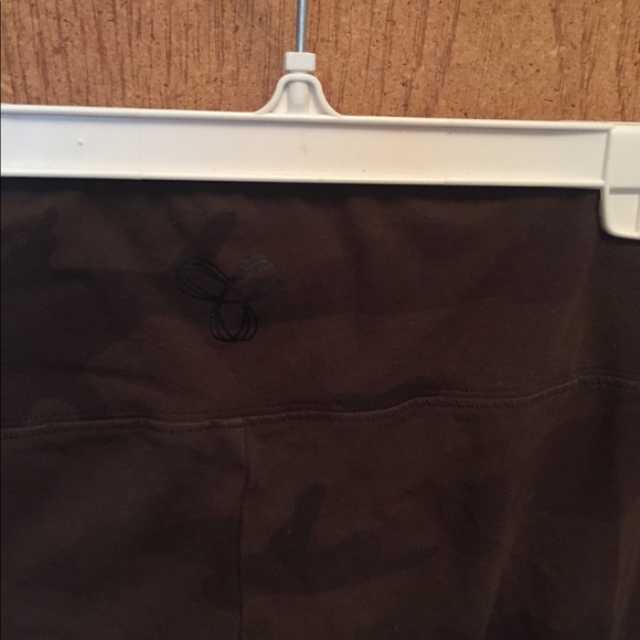 Aritzia TNA Camouflage Leggings - Picture 4 of 5